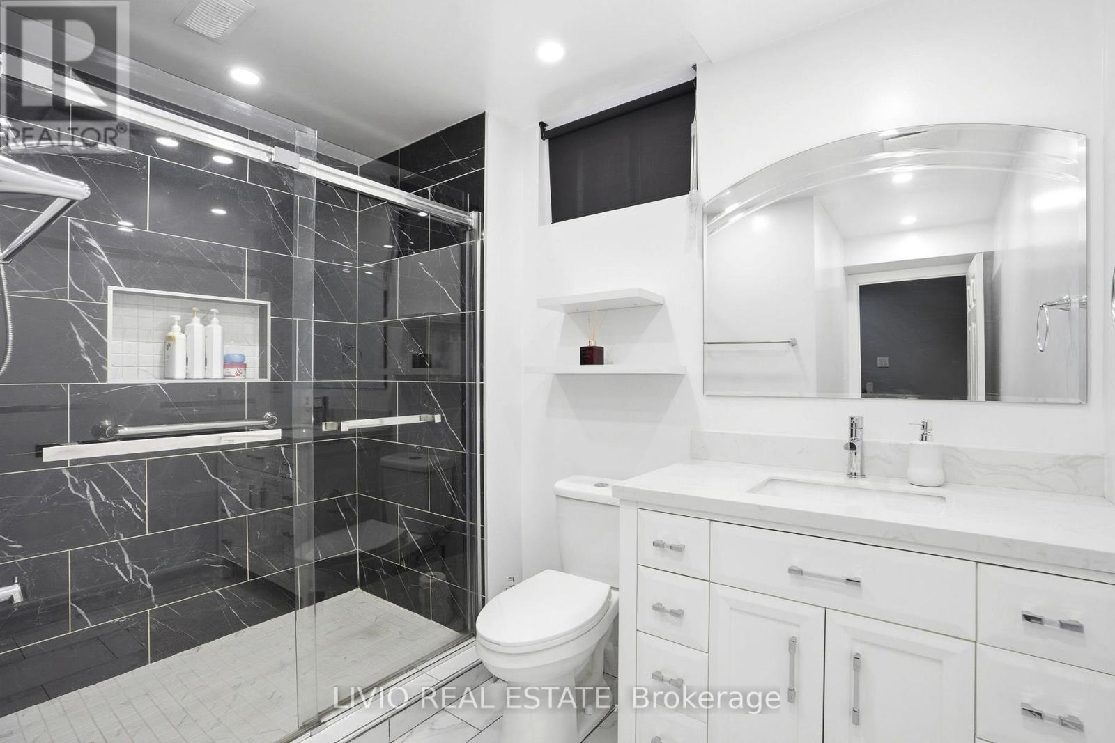 19 Konstantine Court, Hamilton, ON - Indoor Photo Showing Bathroom