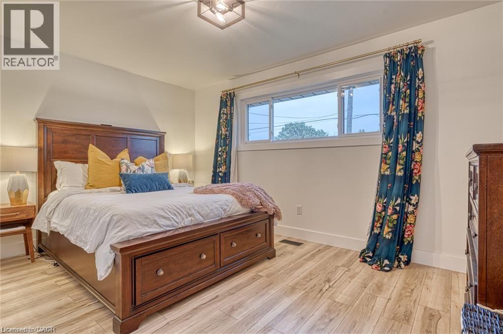 1141 Mohawk Road E, Hamilton, ON - Indoor Photo Showing Bedroom