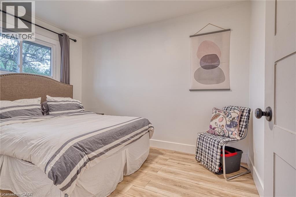 1141 Mohawk Road E, Hamilton, ON - Indoor Photo Showing Bedroom