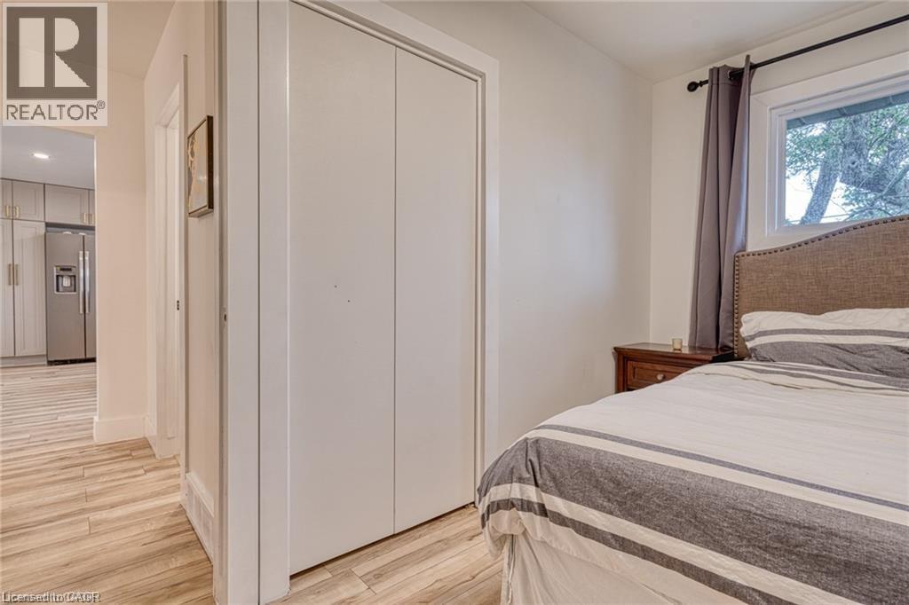 1141 Mohawk Road E, Hamilton, ON - Indoor Photo Showing Bedroom