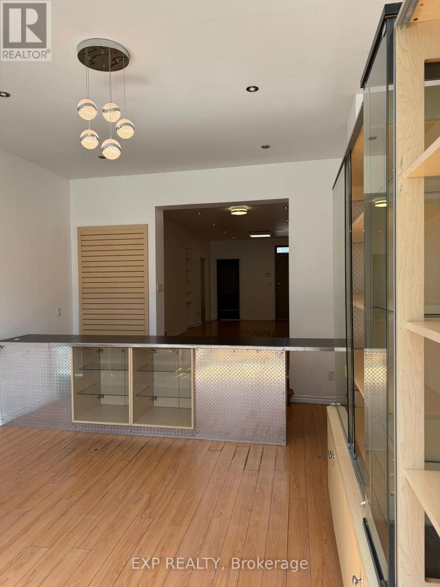 250 King Street W, Hamilton, ON