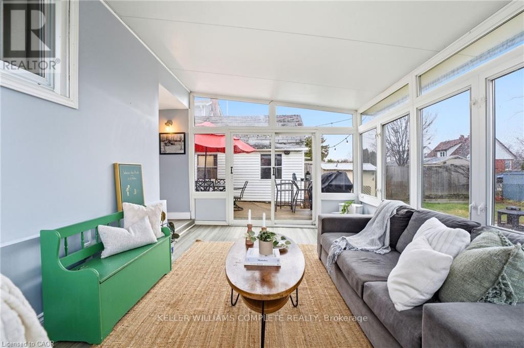 547 Cochrane Road, Hamilton, ON - Indoor Photo Showing Living Room