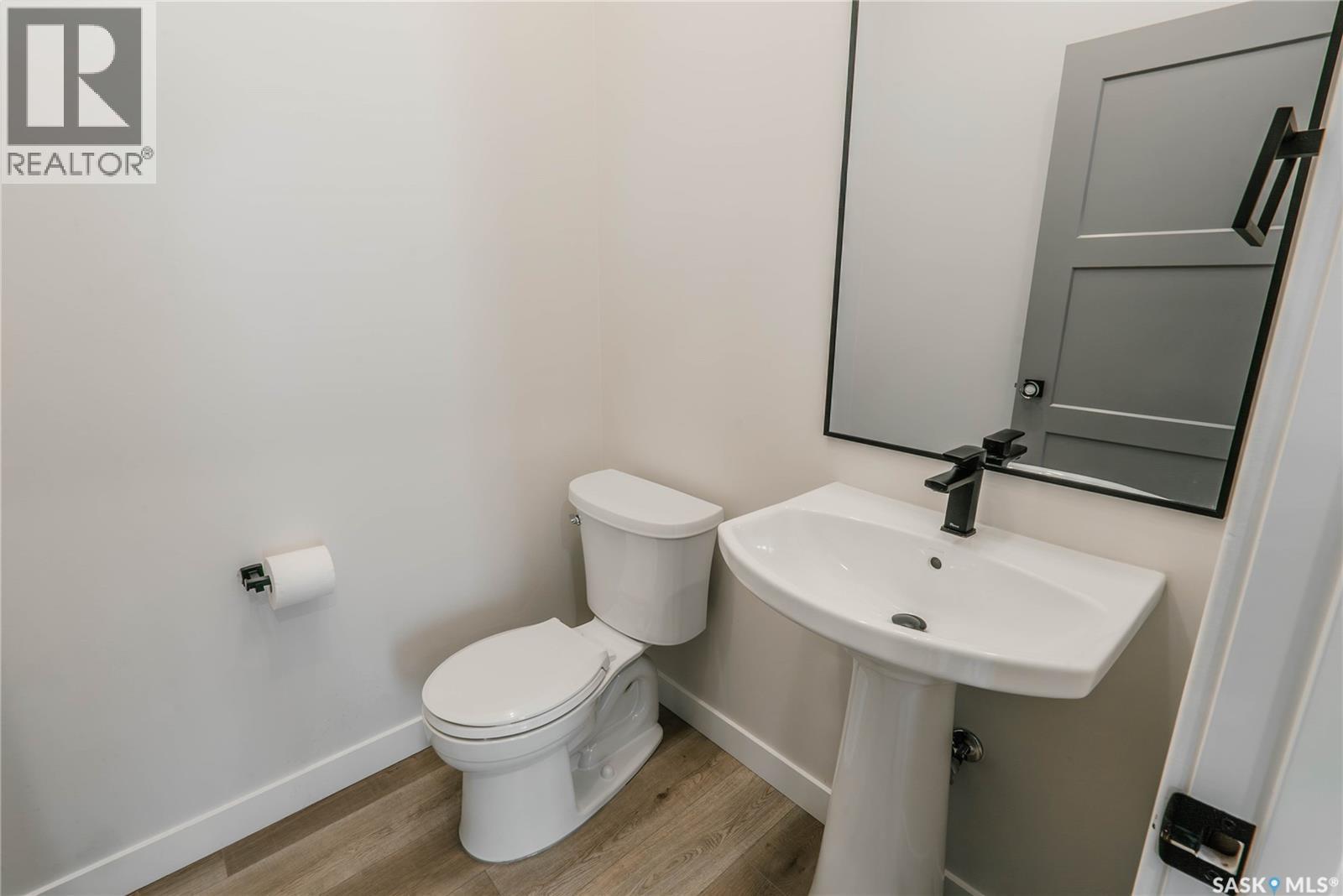 803 2Nd Street E, Saskatoon, SK - Indoor Photo Showing Bathroom