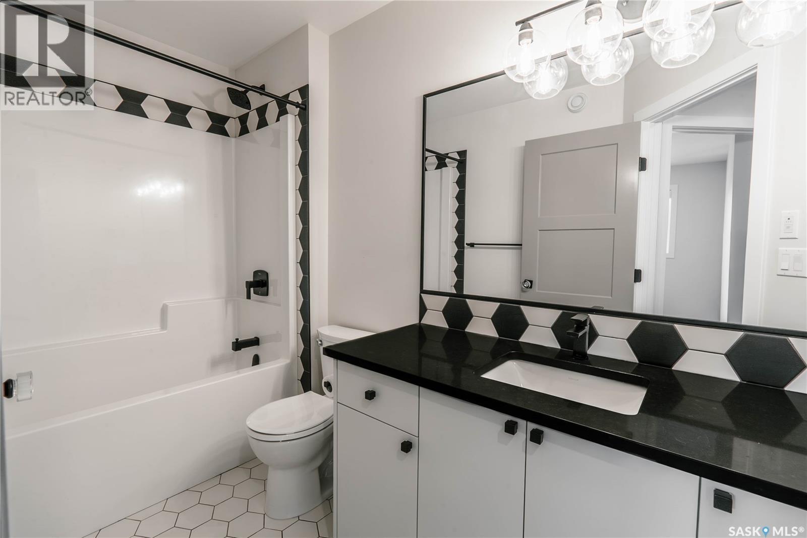 803 2Nd Street E, Saskatoon, SK - Indoor Photo Showing Bathroom