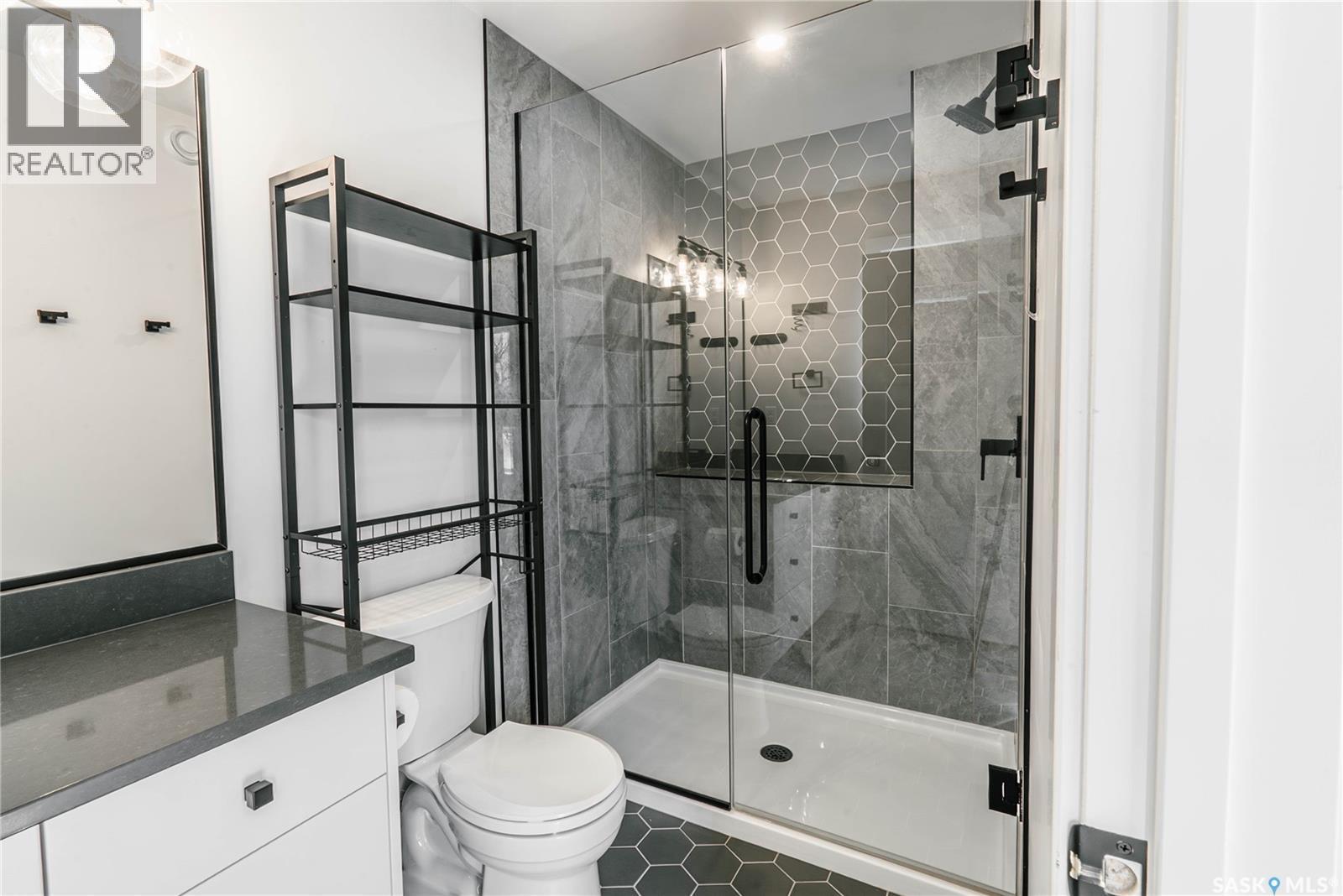 803 2Nd Street E, Saskatoon, SK - Indoor Photo Showing Bathroom