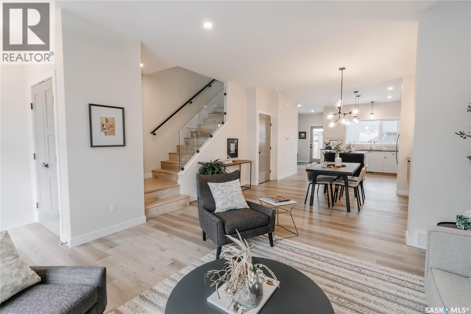 803B 2Nd Street E, Saskatoon, SK - Indoor Photo Showing Living Room