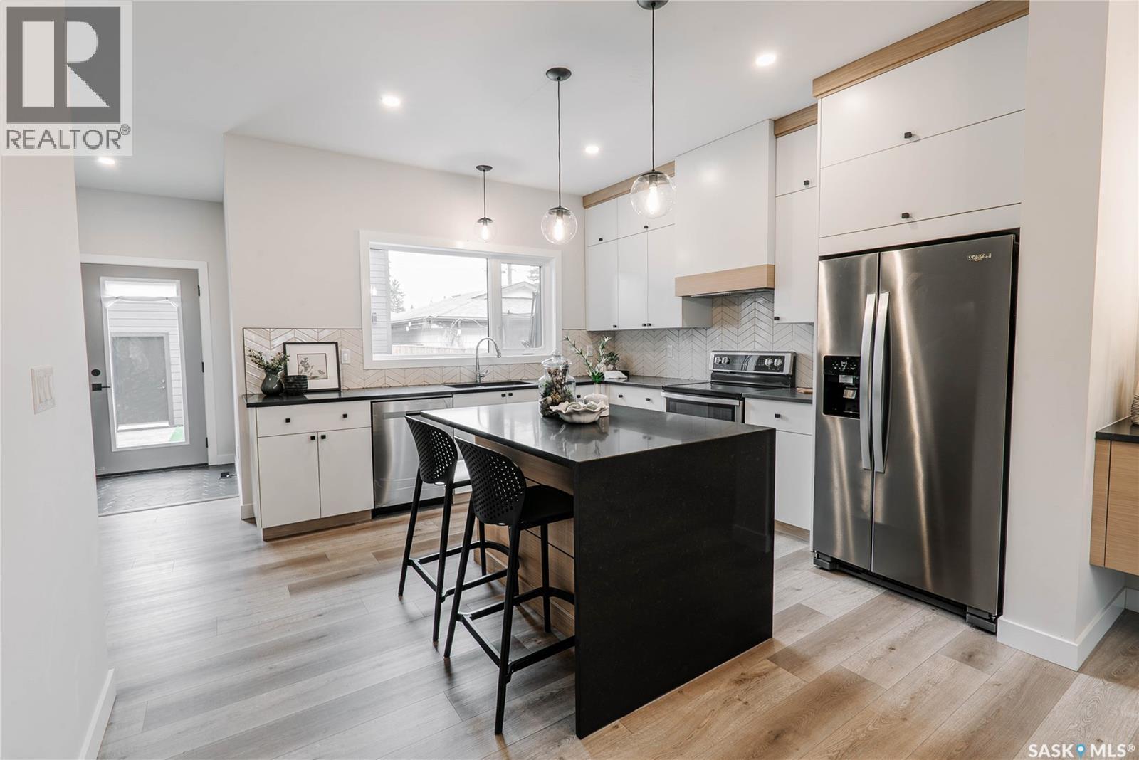 803B 2Nd Street E, Saskatoon, SK - Indoor Photo Showing Kitchen With Stainless Steel Kitchen With Upgraded Kitchen