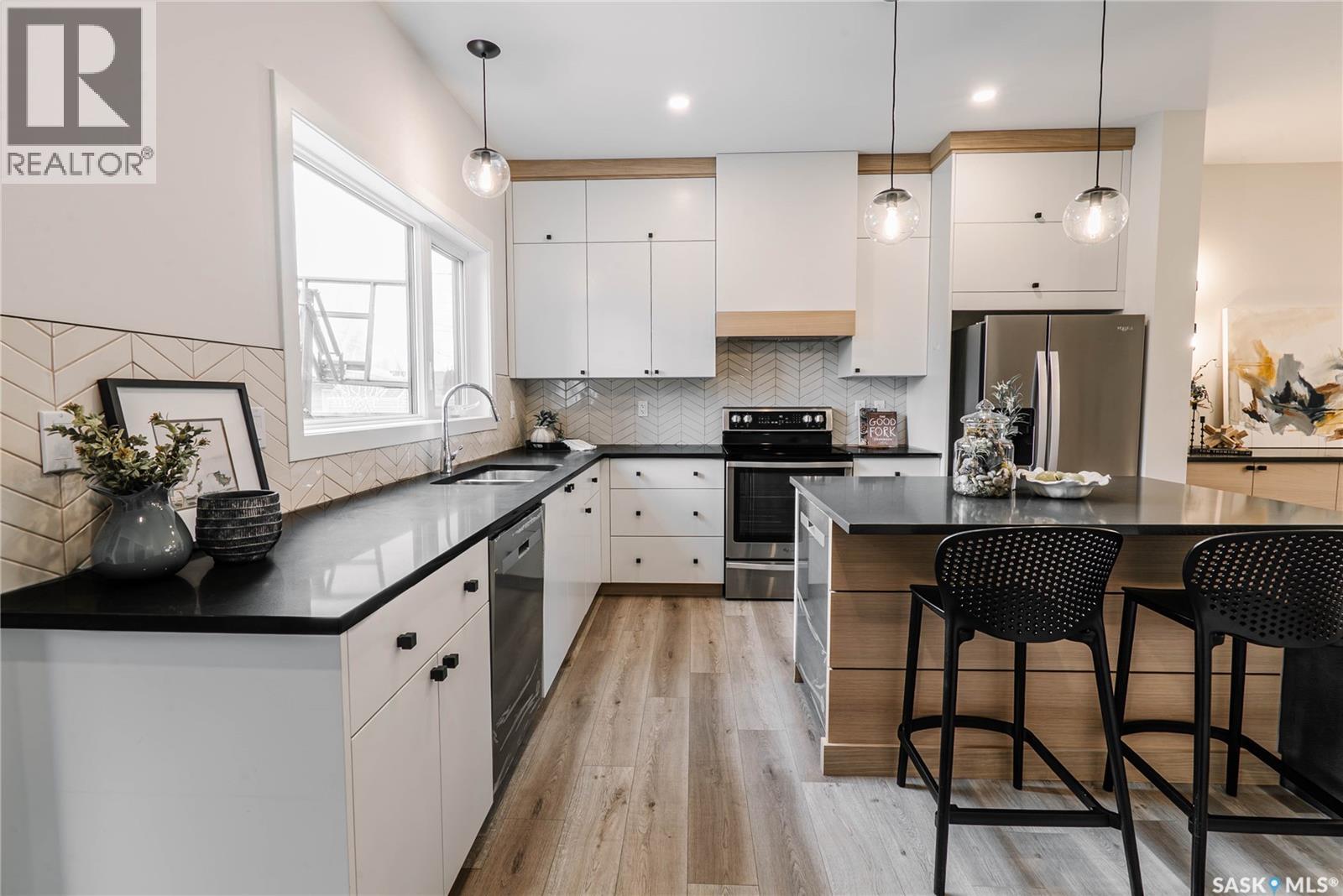 803B 2Nd Street E, Saskatoon, SK - Indoor Photo Showing Kitchen With Stainless Steel Kitchen With Upgraded Kitchen