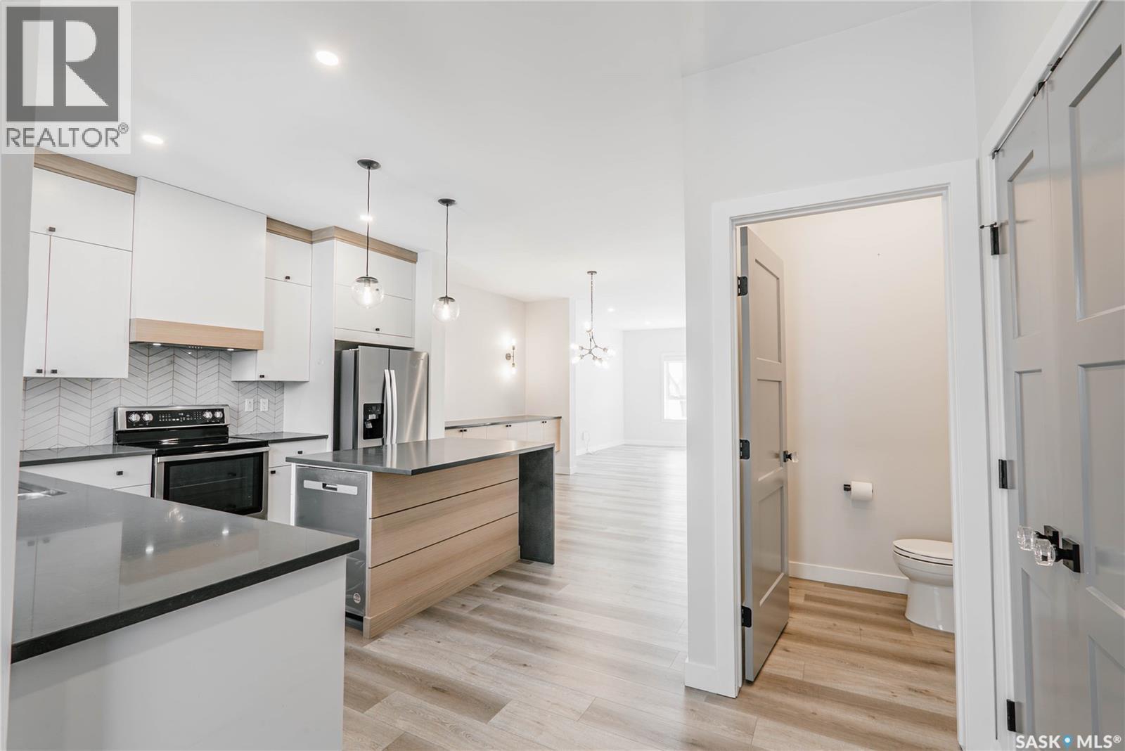 803B 2Nd Street E, Saskatoon, SK - Indoor Photo Showing Kitchen With Stainless Steel Kitchen With Upgraded Kitchen