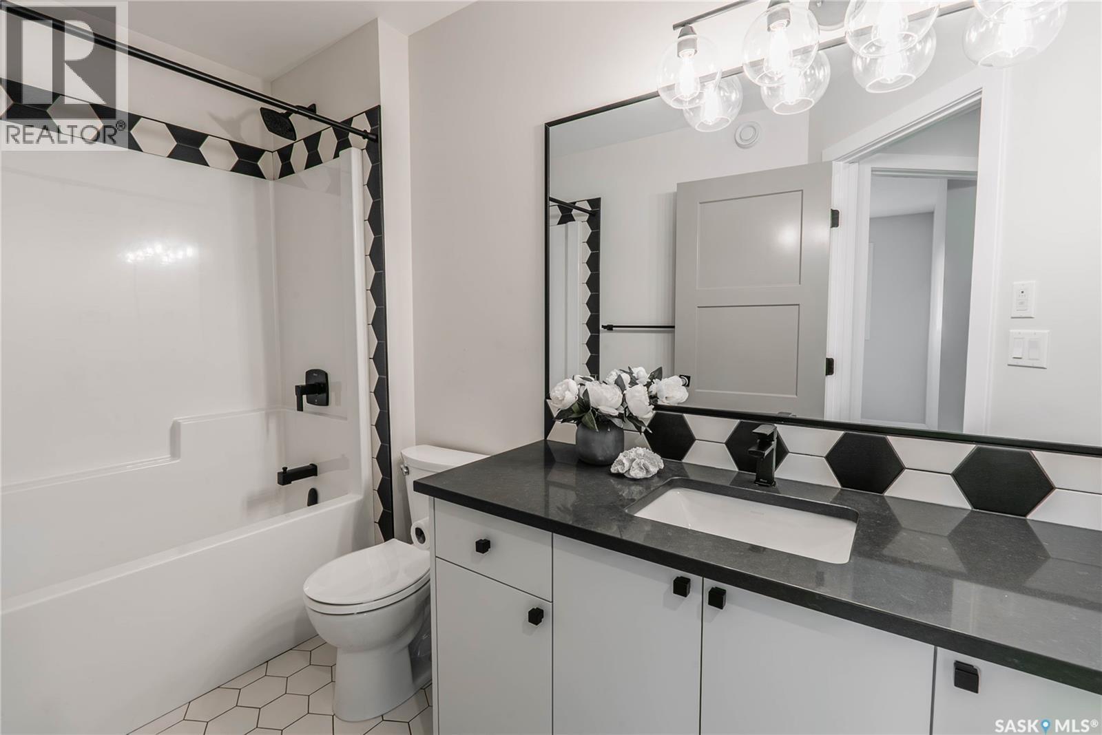 803B 2Nd Street E, Saskatoon, SK - Indoor Photo Showing Bathroom