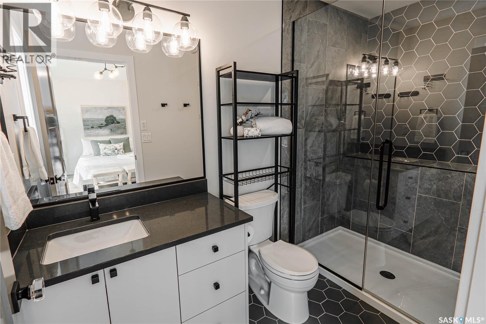 803B 2Nd Street E, Saskatoon, SK - Indoor Photo Showing Bathroom