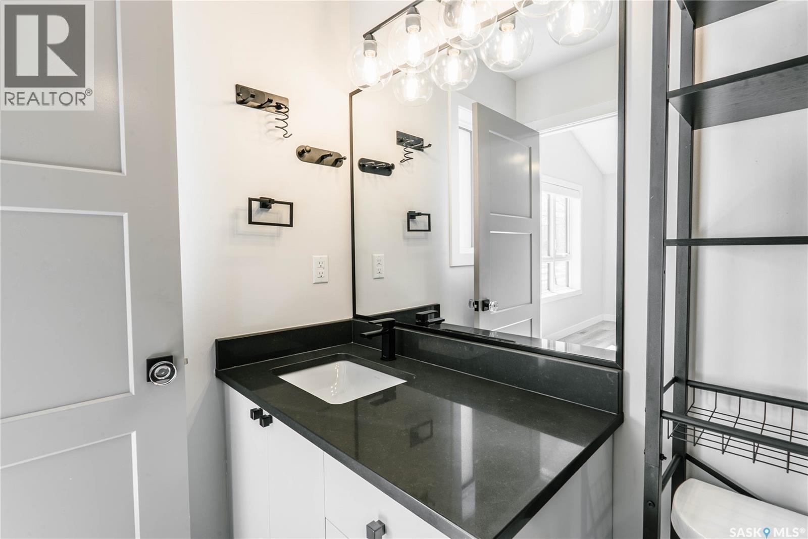 803B 2Nd Street E, Saskatoon, SK - Indoor Photo Showing Bathroom