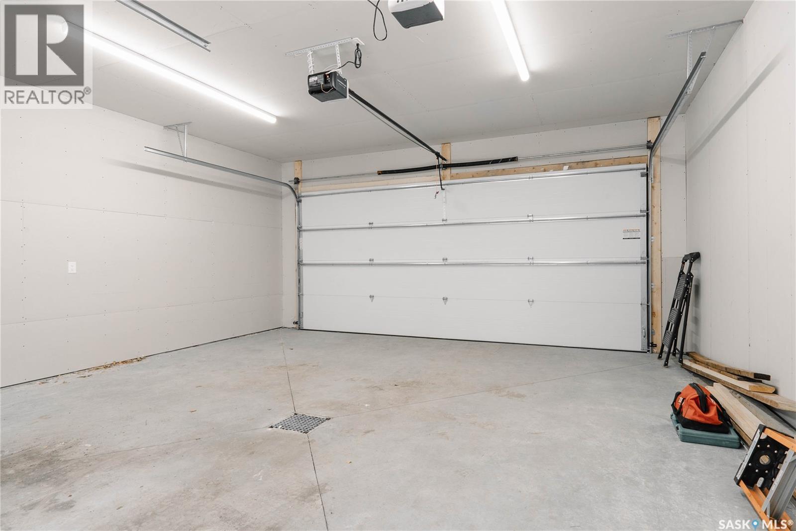 803B 2Nd Street E, Saskatoon, SK - Indoor Photo Showing Garage