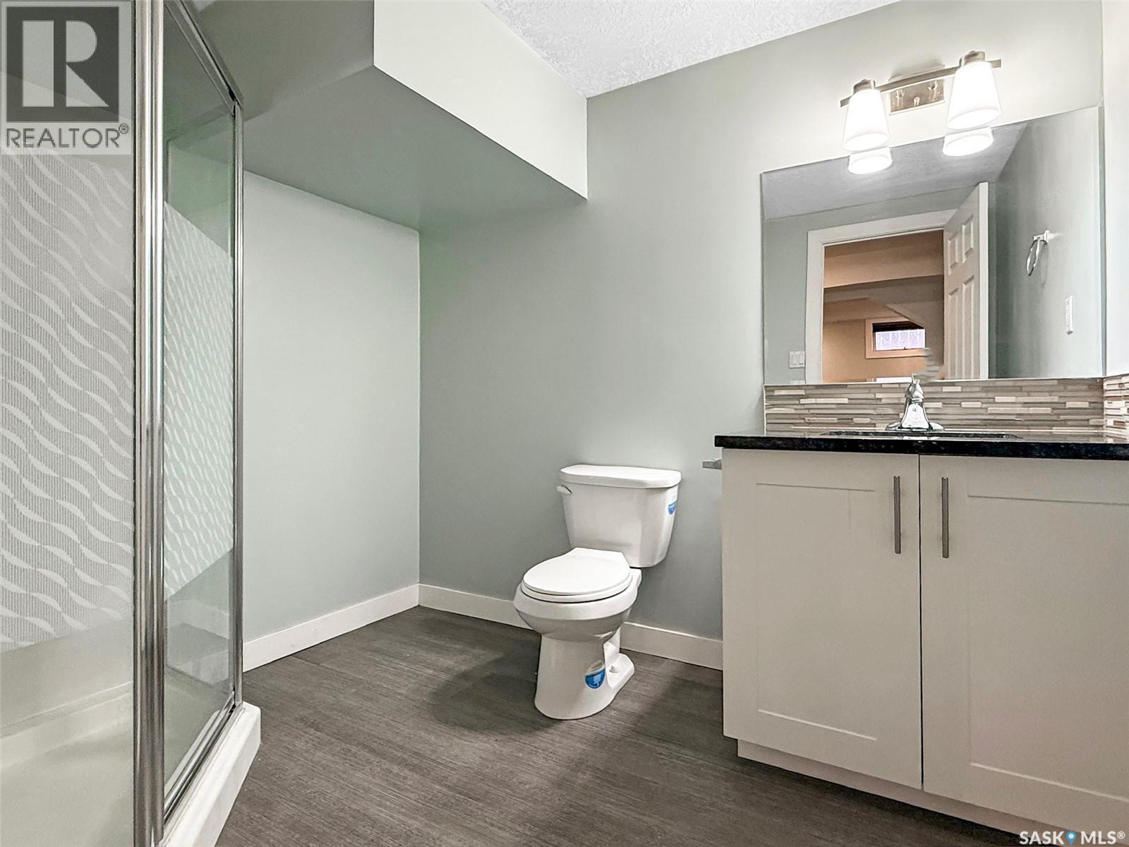 210 Clinton Place, Swift Current, SK - Indoor Photo Showing Bathroom