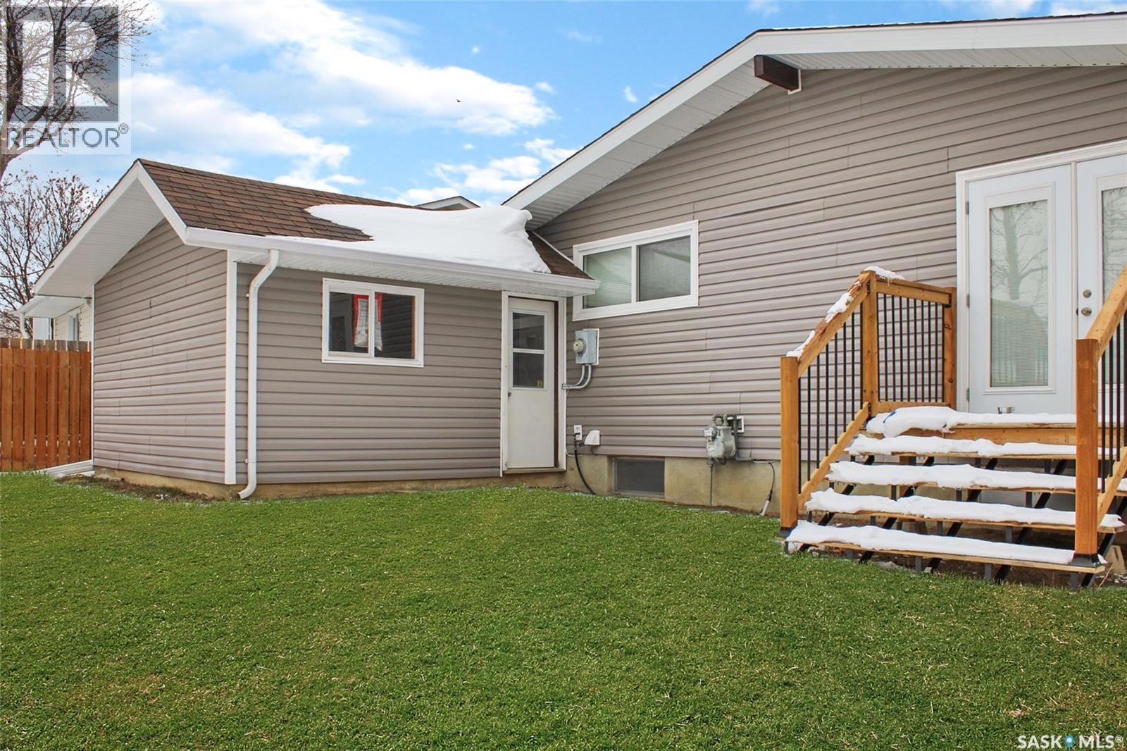 210 Clinton Place, Swift Current, SK - Outdoor With Exterior