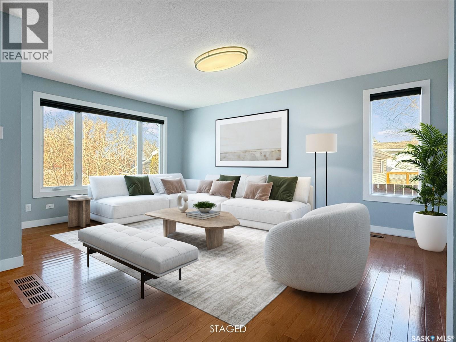 210 Clinton Place, Swift Current, SK - Indoor Photo Showing Living Room