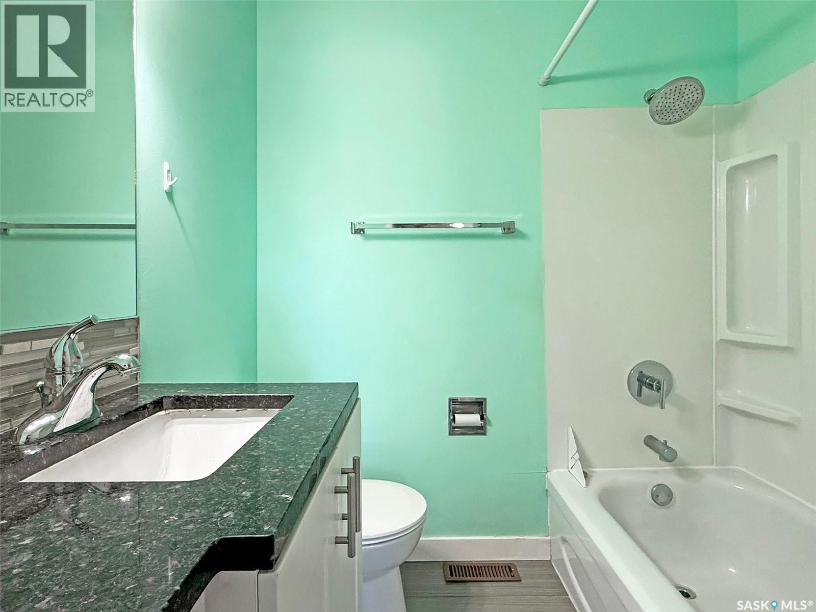 210 Clinton Place, Swift Current, SK - Indoor Photo Showing Bathroom