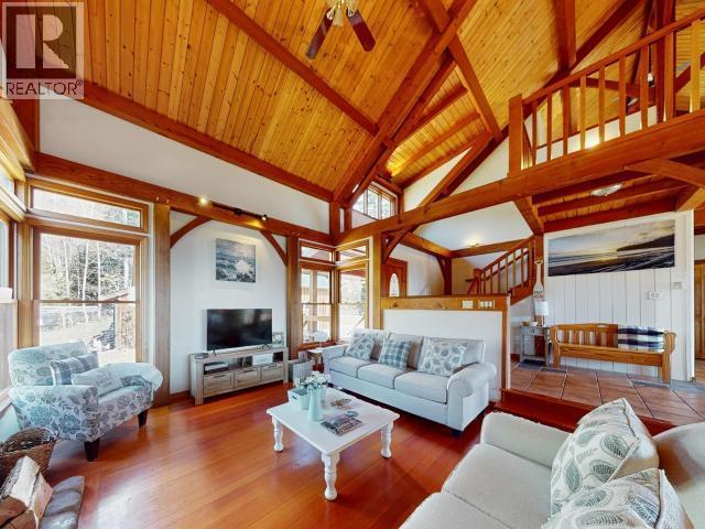3749 Highway 101, Powell River, BC - Indoor Photo Showing Living Room