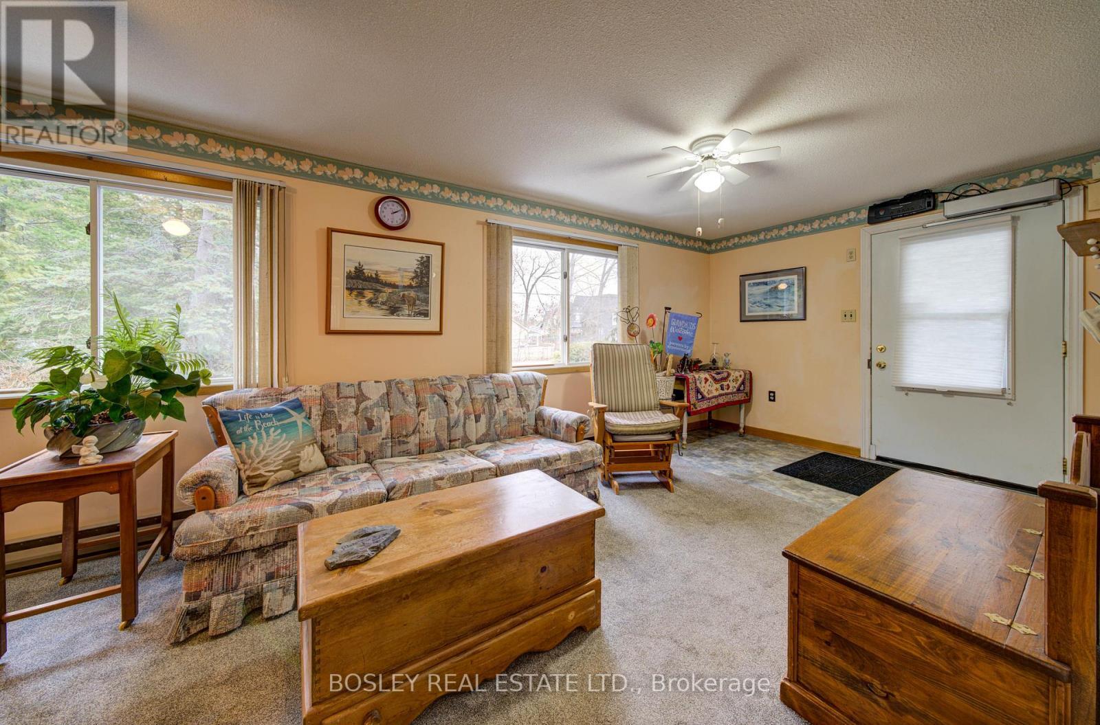 310 Tiny Beaches Road S, Tiny, ON - Indoor Photo Showing Living Room