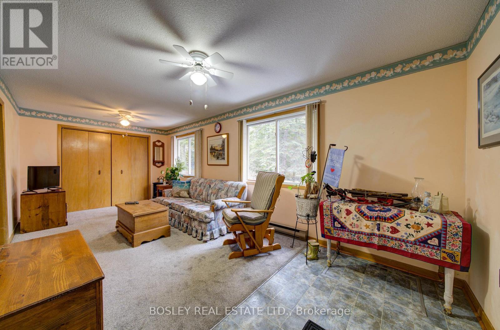 310 Tiny Beaches Road S, Tiny, ON - Indoor Photo Showing Living Room
