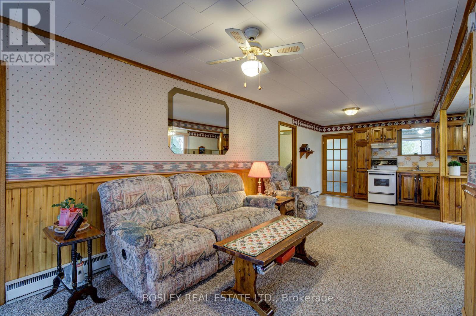 310 Tiny Beaches Road S, Tiny, ON - Indoor Photo Showing Living Room