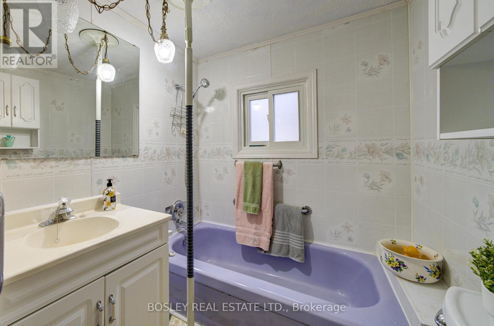 310 Tiny Beaches Road S, Tiny, ON - Indoor Photo Showing Bathroom