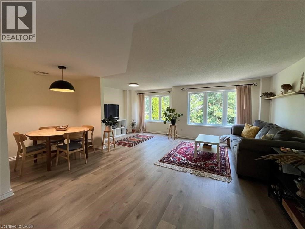 318 Sable Court, Waterloo, ON - Indoor Photo Showing Living Room