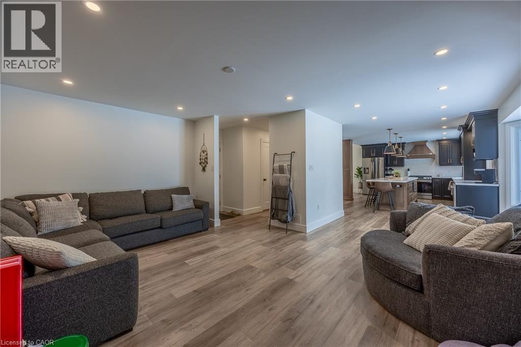 3 Kintyre Court, Caledonia, ON - Indoor Photo Showing Living Room