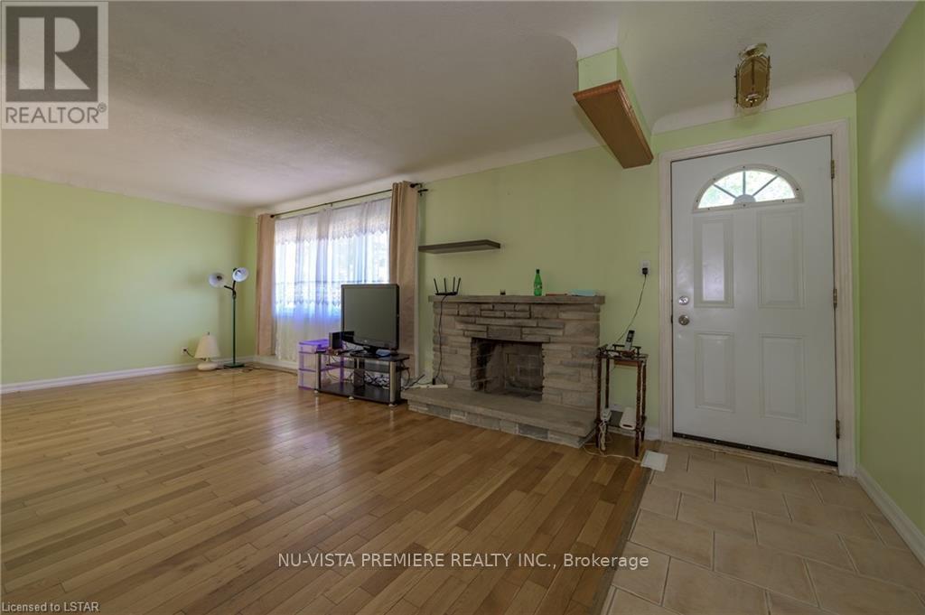 230 Burlington Street, London South (South J), ON - Indoor With Fireplace