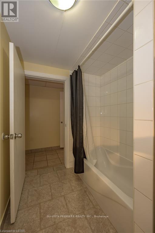 230 Burlington Street, London South (South J), ON - Indoor Photo Showing Bathroom