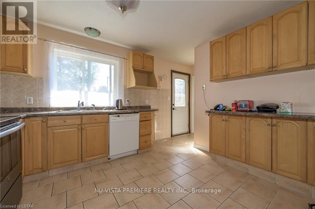 230 Burlington Street, London South (South J), ON - Indoor Photo Showing Kitchen
