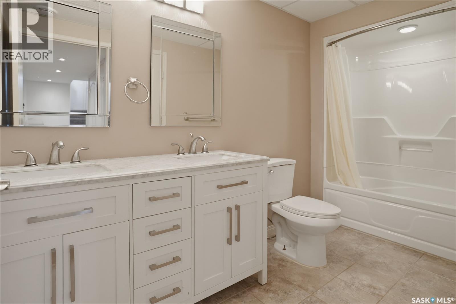 432 3Rd Avenue W, Unity, SK - Indoor Photo Showing Bathroom