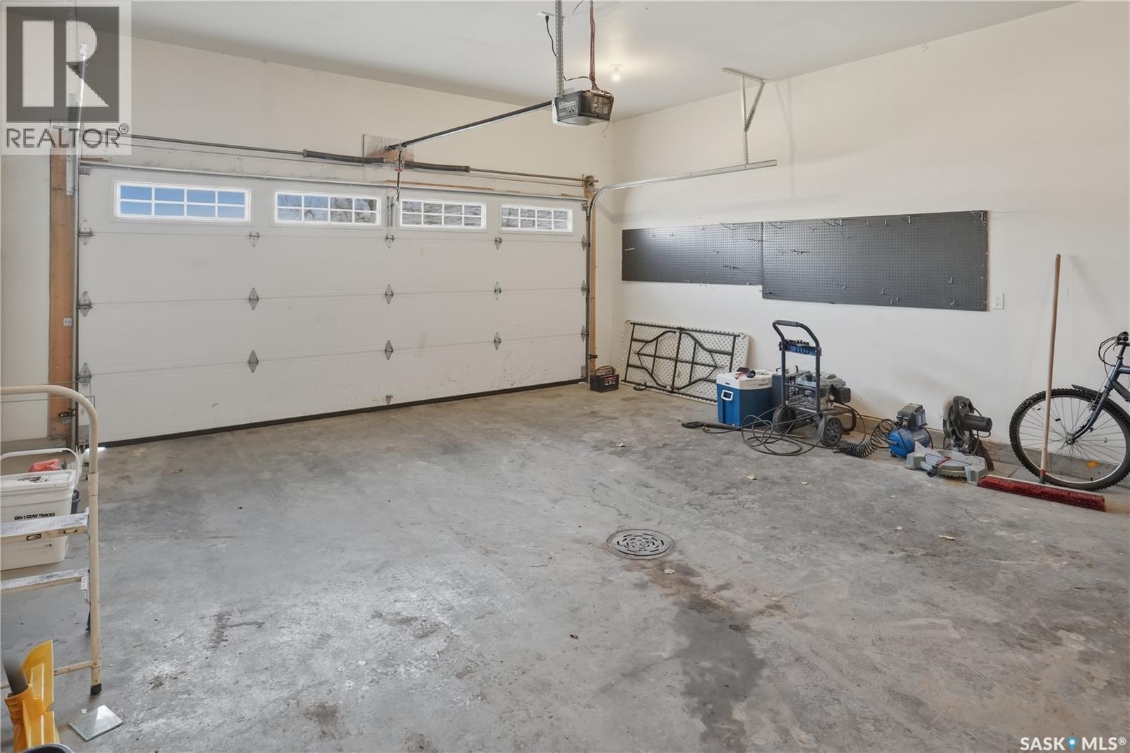 432 3Rd Avenue W, Unity, SK - Indoor Photo Showing Garage