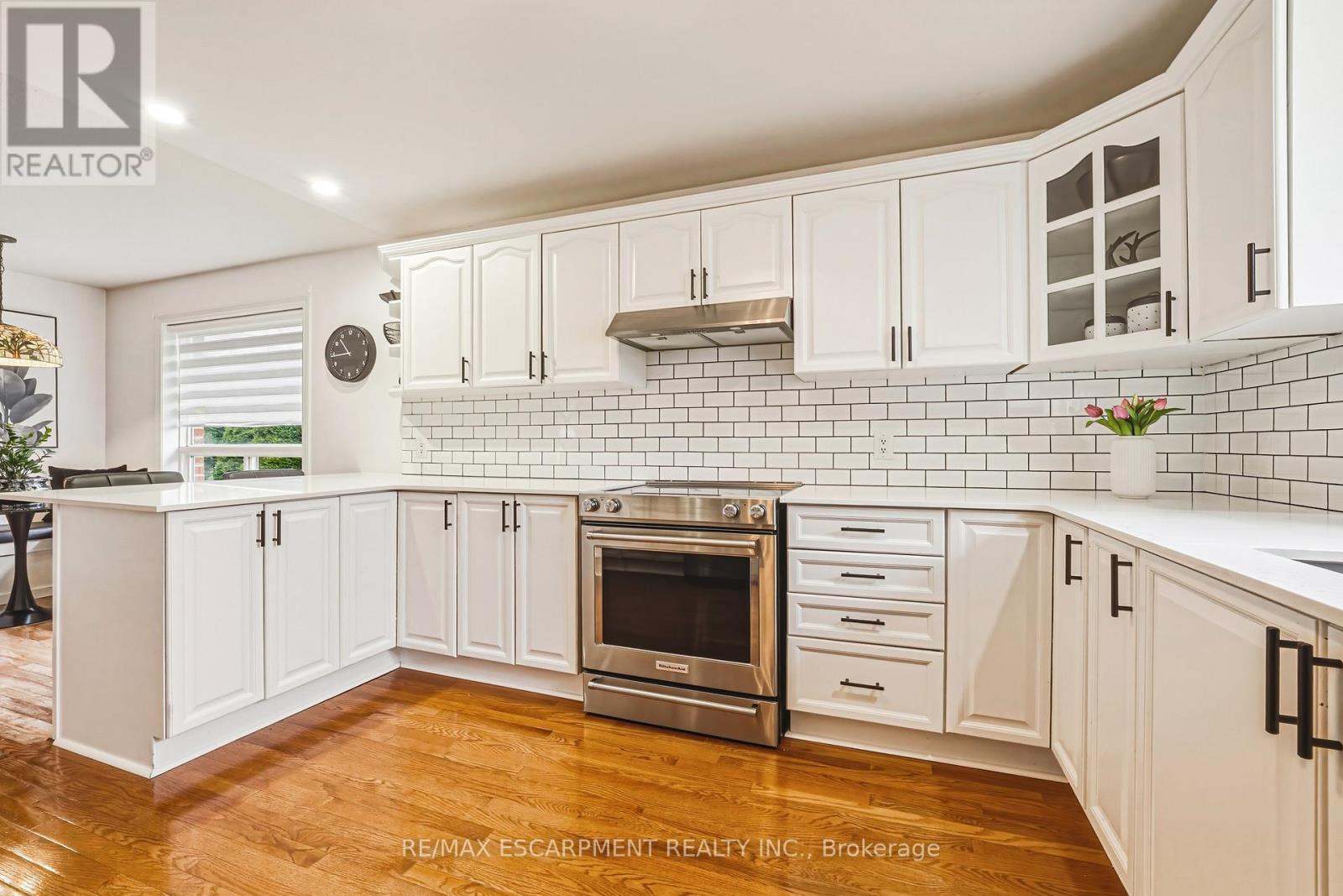 980 Glen View Avenue, Burlington, ON - Indoor Photo Showing Kitchen With Upgraded Kitchen
