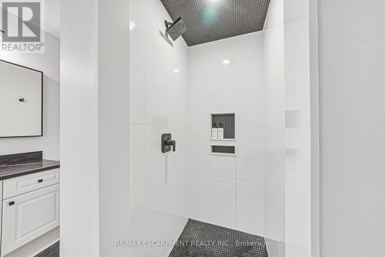 980 Glen View Avenue, Burlington, ON - Indoor