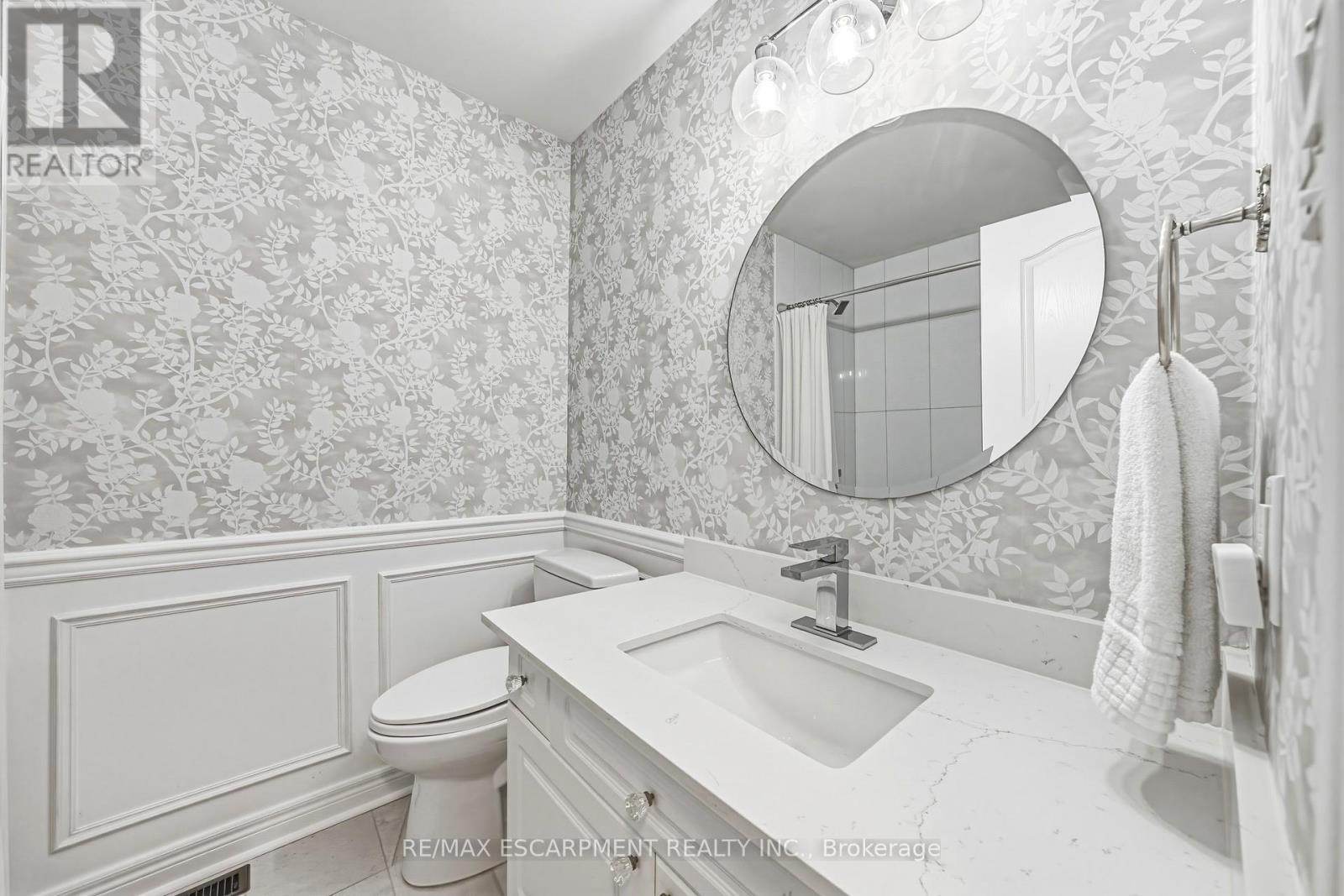 980 Glen View Avenue, Burlington, ON - Indoor Photo Showing Bathroom