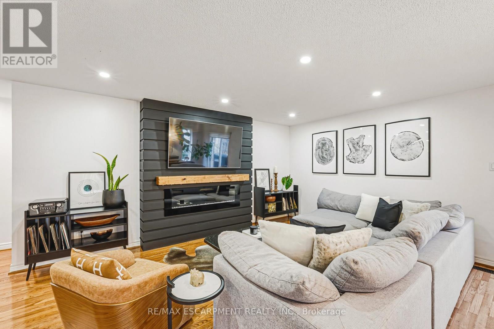 980 Glen View Avenue, Burlington, ON - Indoor Photo Showing Living Room With Fireplace