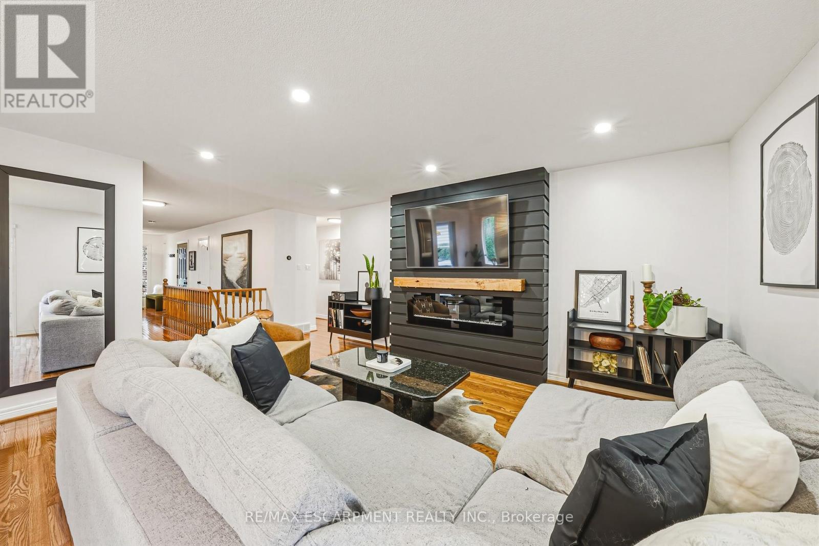980 Glen View Avenue, Burlington, ON - Indoor Photo Showing Living Room With Fireplace
