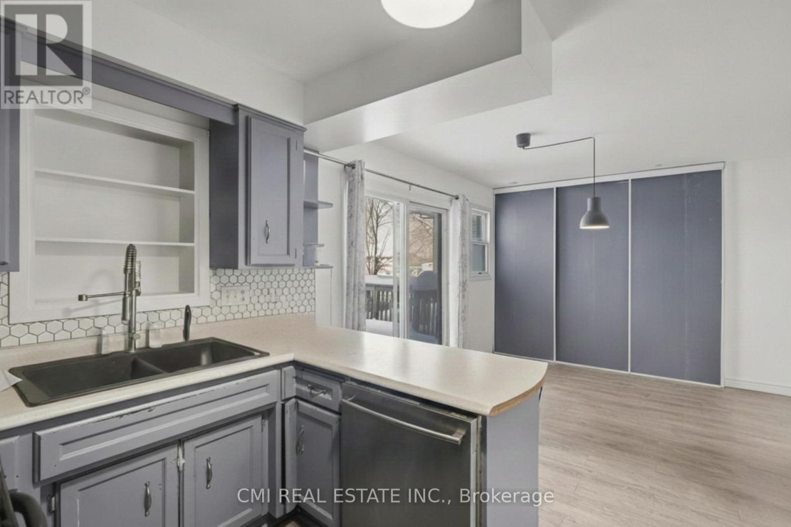 360 Culpepper Place, Waterloo, ON - Indoor Photo Showing Kitchen With Double Sink