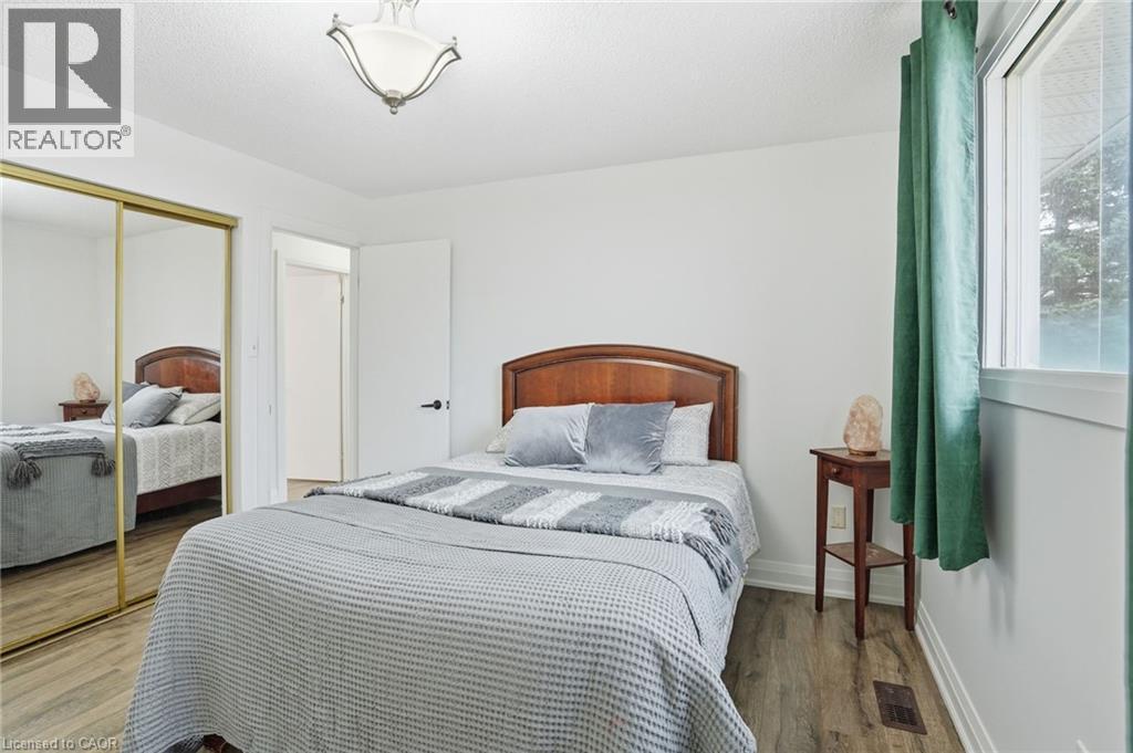 102 Dundee Drive, Caledonia, ON - Indoor Photo Showing Bedroom