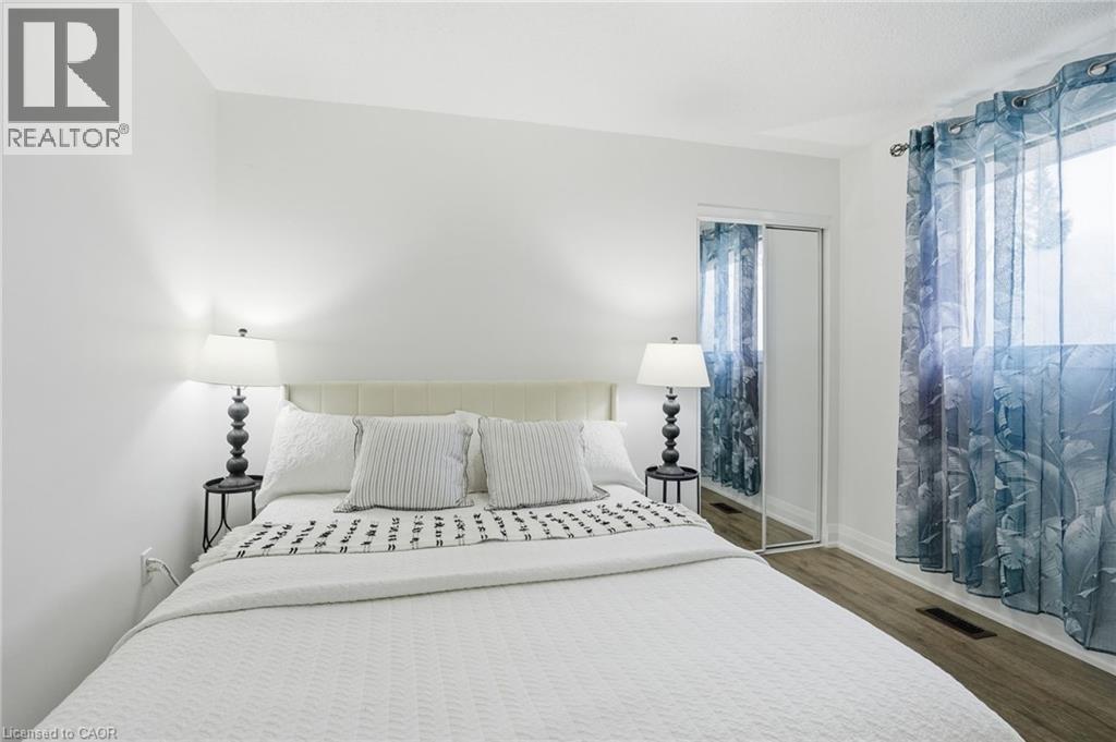 102 Dundee Drive, Caledonia, ON - Indoor Photo Showing Bedroom