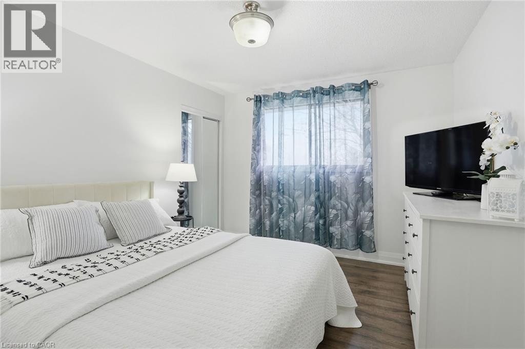 102 Dundee Drive, Caledonia, ON - Indoor Photo Showing Bedroom
