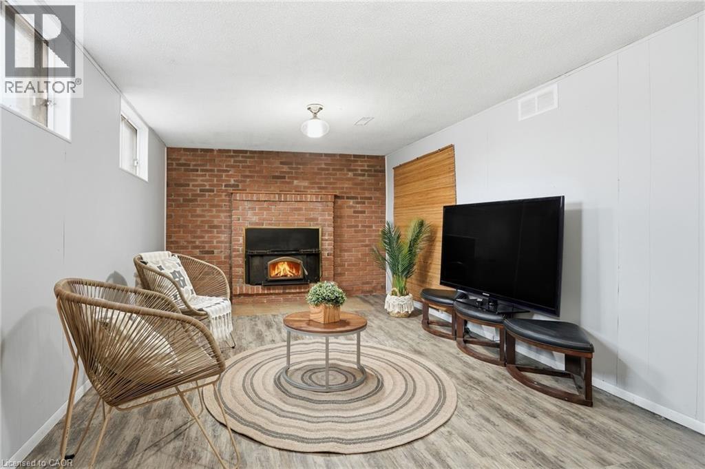 102 Dundee Drive, Caledonia, ON - Indoor Photo Showing Living Room With Fireplace
