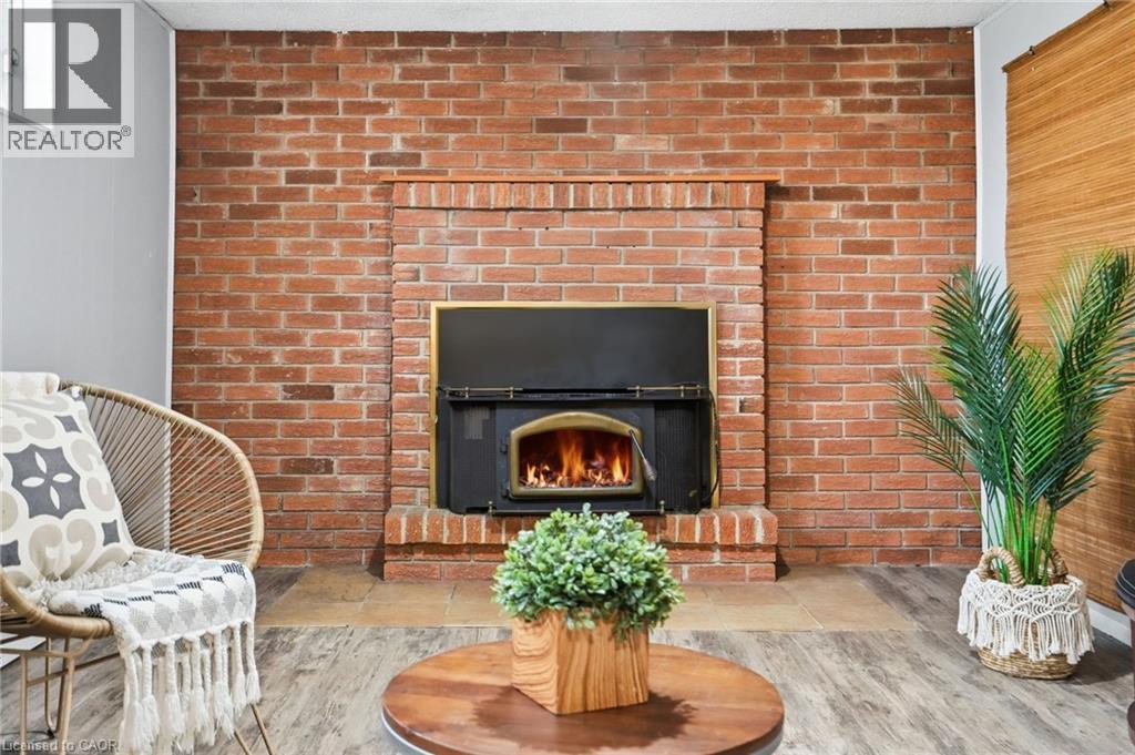 102 Dundee Drive, Caledonia, ON - Indoor Photo Showing Living Room With Fireplace