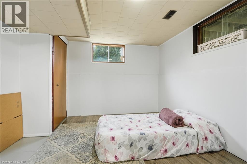 102 Dundee Drive, Caledonia, ON - Indoor Photo Showing Bedroom