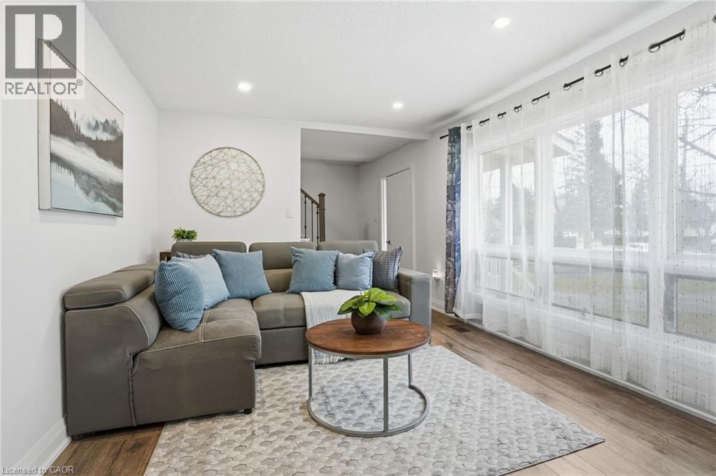 102 Dundee Drive, Caledonia, ON - Indoor Photo Showing Living Room