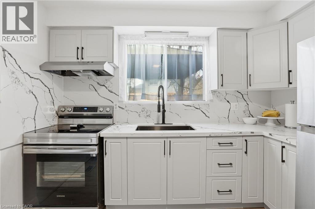102 Dundee Drive, Caledonia, ON - Indoor Photo Showing Kitchen