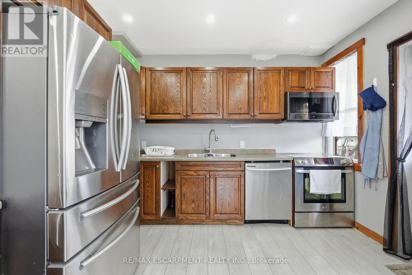 570 Cannon Street E, Hamilton, ON - Indoor Photo Showing Kitchen