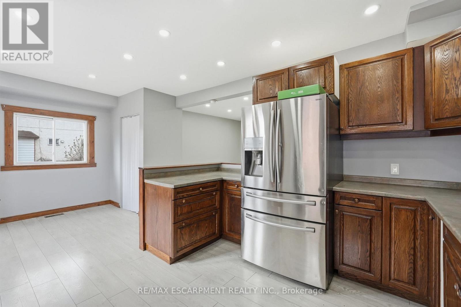 570 Cannon Street E, Hamilton, ON - Indoor Photo Showing Kitchen