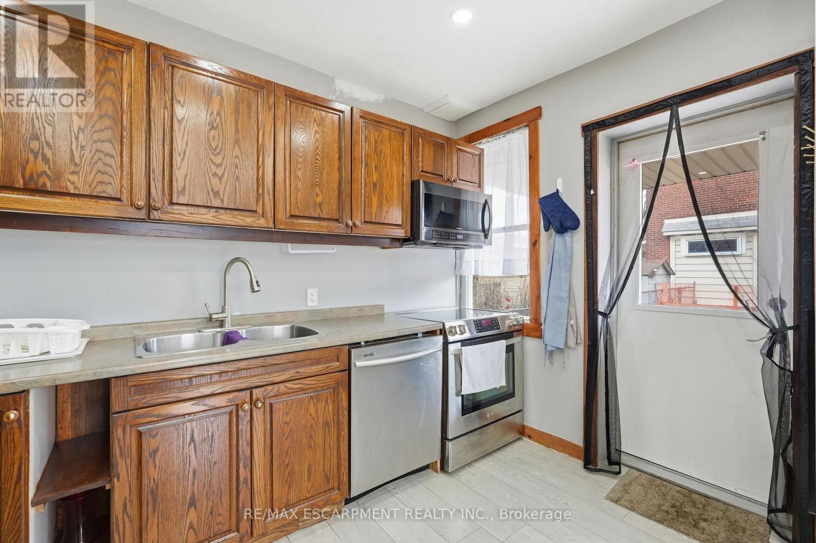 570 Cannon Street E, Hamilton, ON - Indoor Photo Showing Kitchen With Double Sink